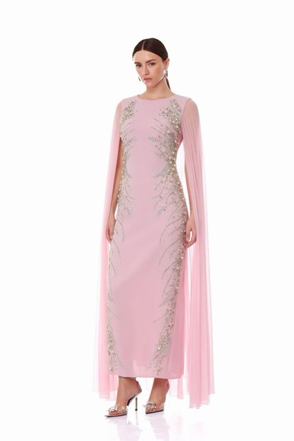 Robe de soirée rose à cape brodée